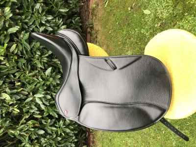 Neuwertiger Sommer Remos Musica Dressursattel 17"